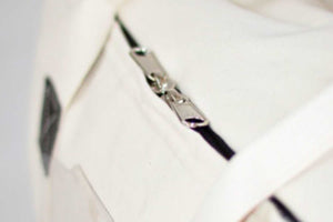 zipper on white parachute bag