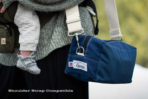 baby leg with blue bag and mom