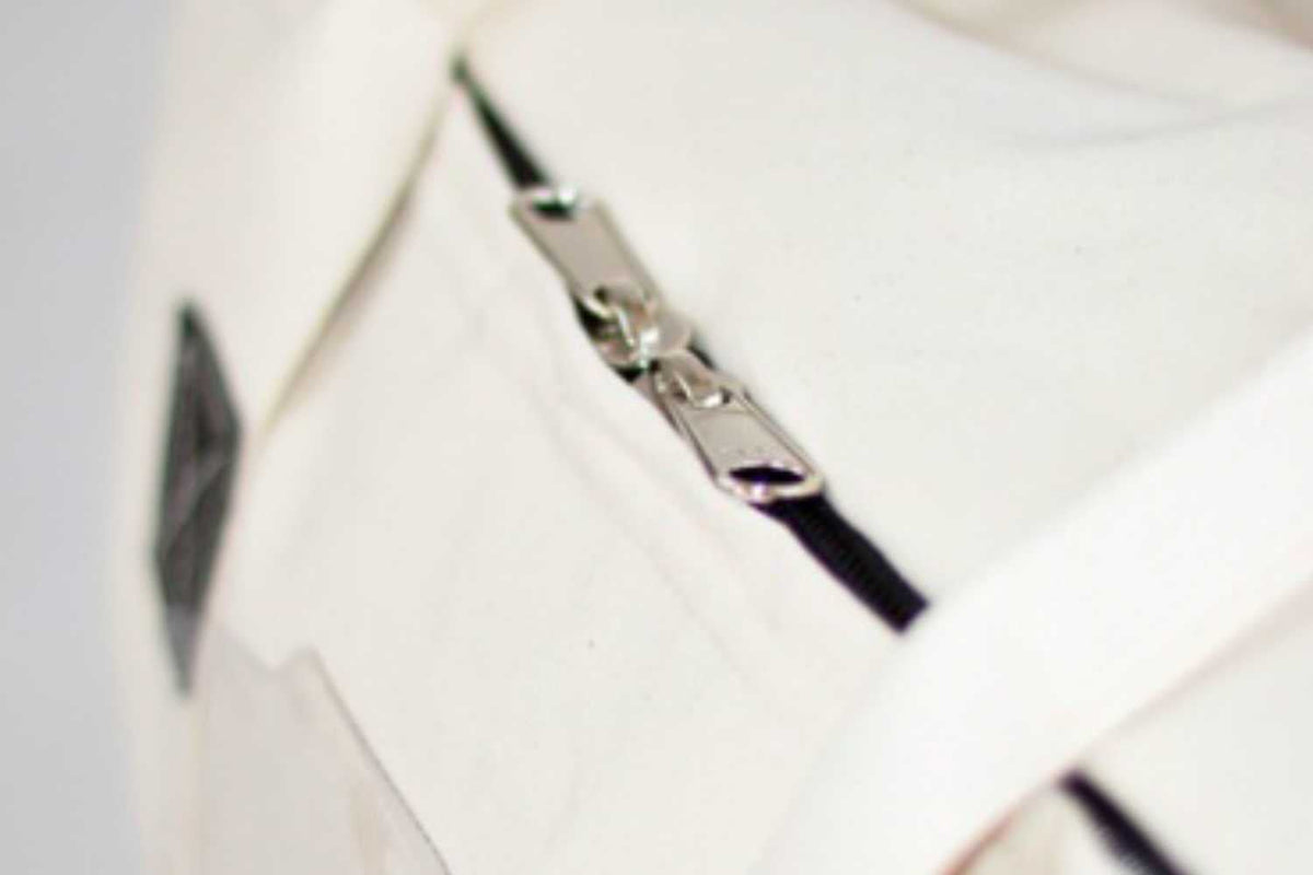 zipper on white parachute bag