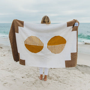 horizon blanket at beach